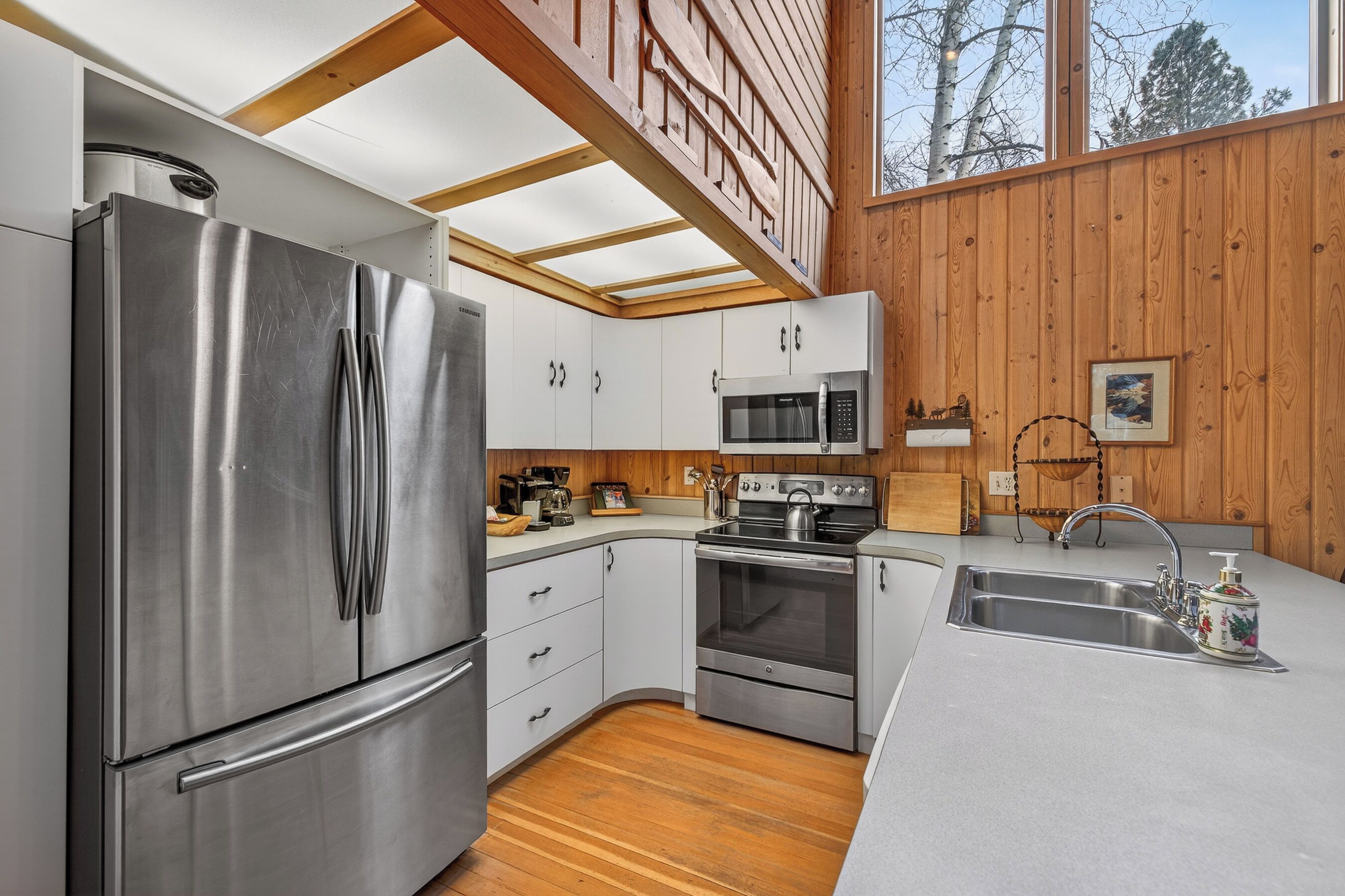 Fridge, microwave, stovetop, dishwasher