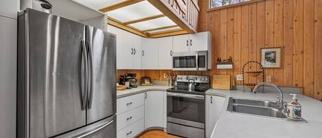 Fridge, microwave, stovetop, dishwasher