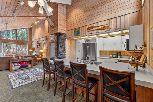 Serene Mountain Retreat with Private Beach Access