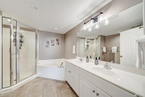 Shower, hair dryer, towels - Majestic Beachfront Bliss (Panama City Beach)