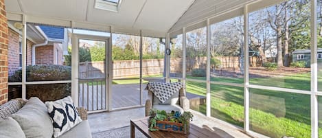 Télévision, cheminée, livres