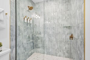 Shower, hair dryer, towels - Lazy Lizard Beach Retreat | Pool, Putting Green, Walk to Beach, Boat Ramp Across the Street (Indian Rocks Beach)