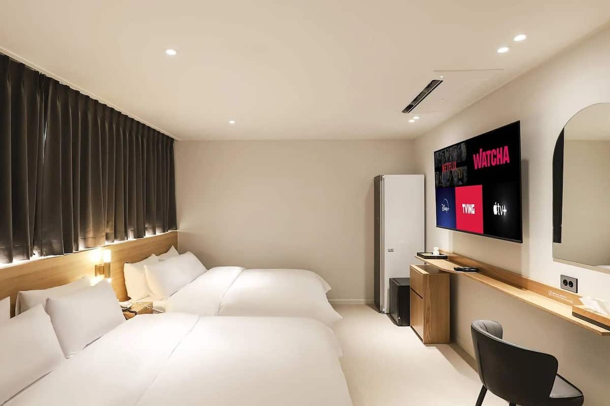 Twin kamer, niet-roken, uitzicht op de stad | Donsdekens, een bureau, een laptopwerkplek, gratis wifi