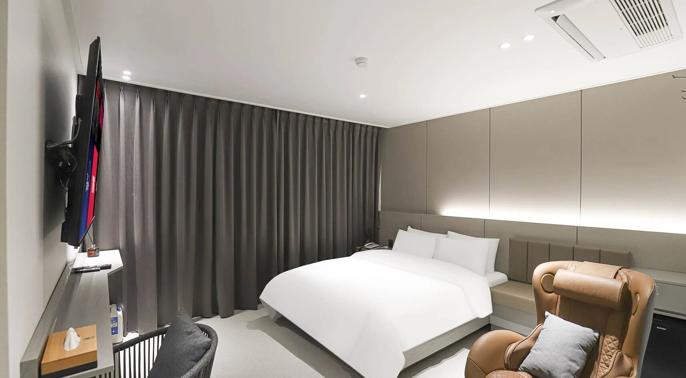 Suite, niet-roken, uitzicht op de stad | Donsdekens, een bureau, een laptopwerkplek, gratis wifi