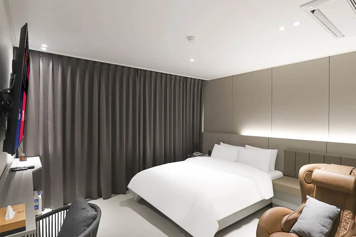 Suite, niet-roken, uitzicht op de stad | Donsdekens, een bureau, een laptopwerkplek, gratis wifi