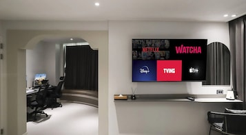 Brown Suite | Selimut bulu angsa, meja kerja, dan ruang kerja ramah laptop