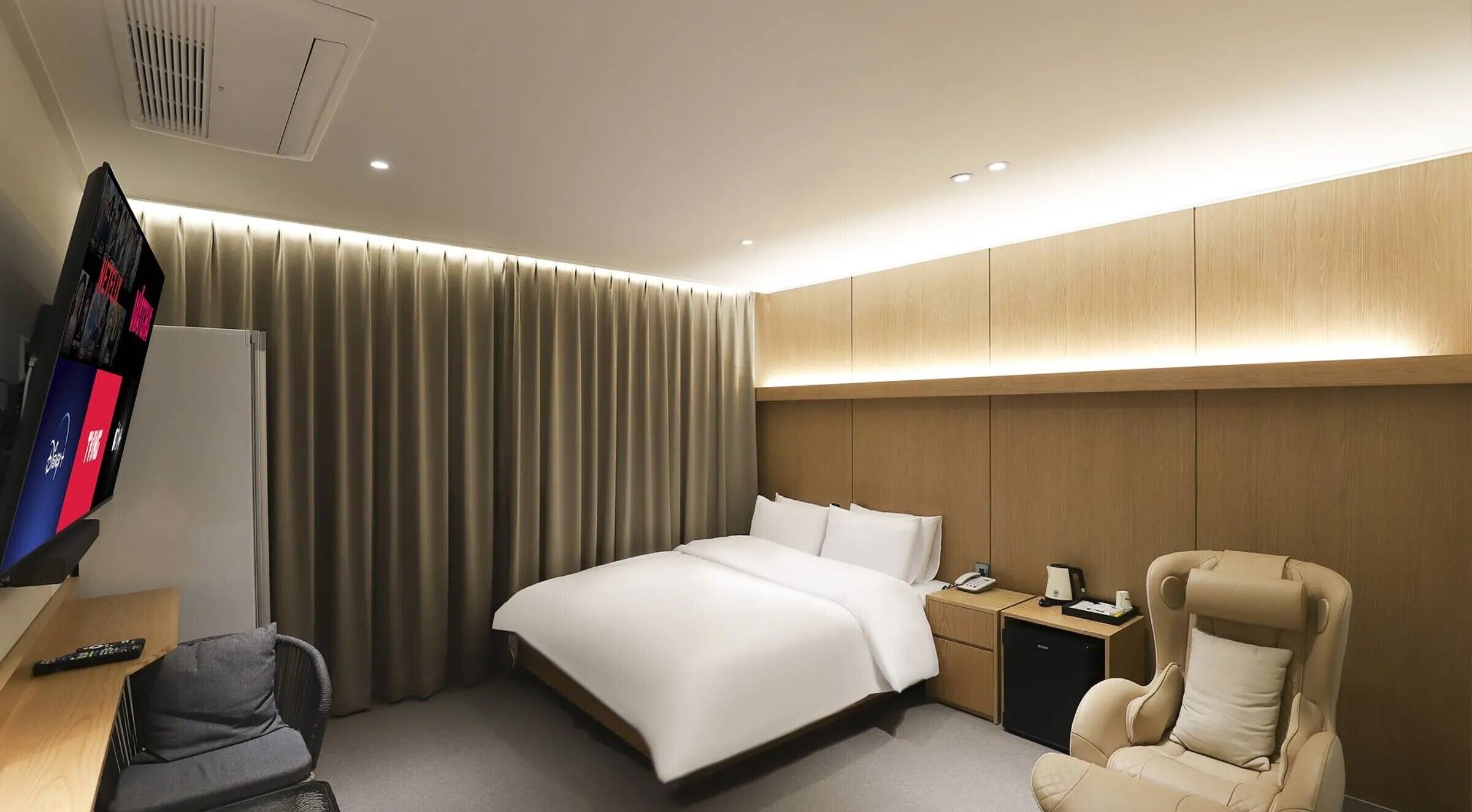 Brown Classic | Down comforters, desk, laptop workspace, free WiFi