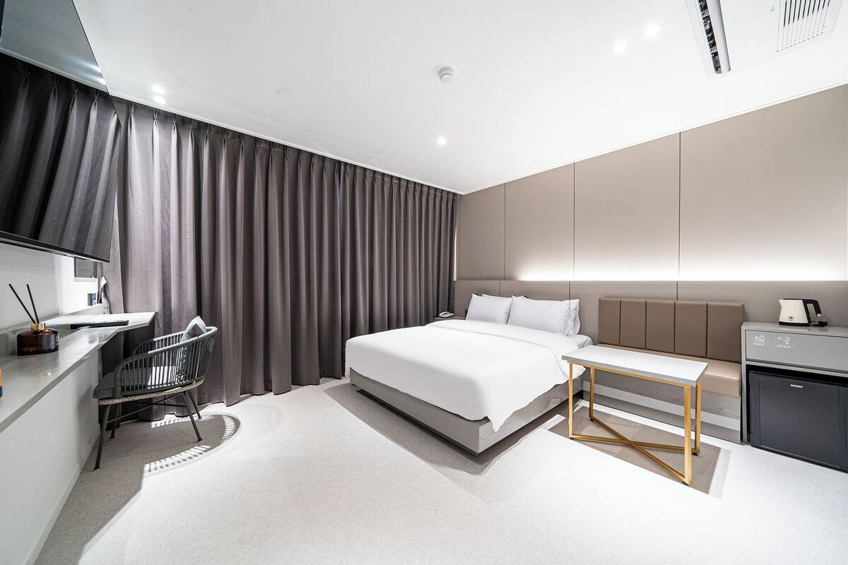 Suite, Non Smoking, City View | Desk, laptop workspace, free WiFi