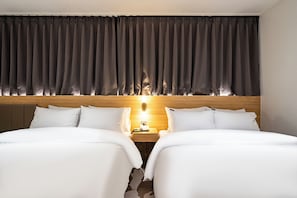 Twin kamer, niet-roken, uitzicht op de stad | Donsdekens, een bureau, een laptopwerkplek, gratis wifi