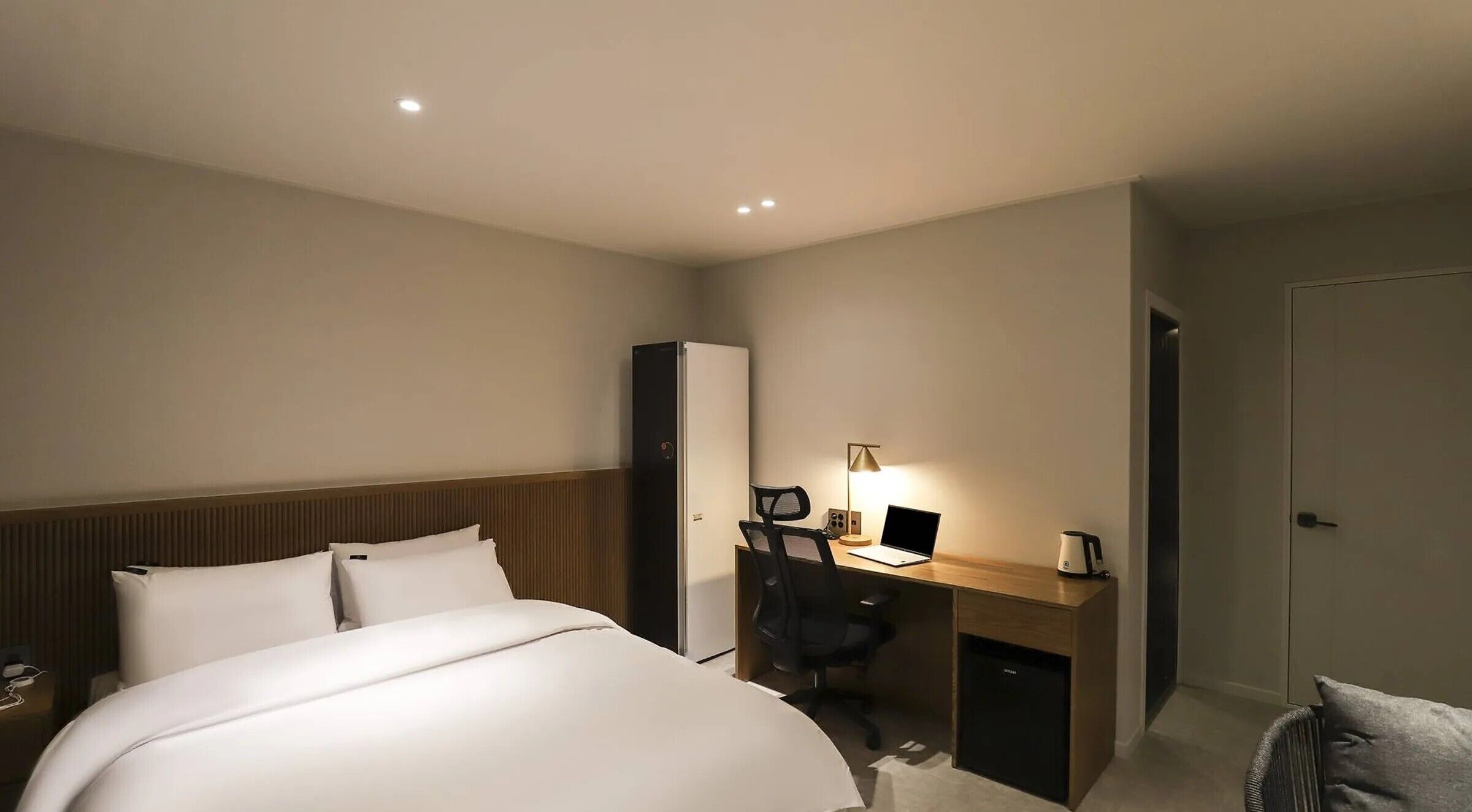 Superior tweepersoonskamer, niet-roken, uitzicht op de stad | Donsdekens, een bureau, een laptopwerkplek, gratis wifi