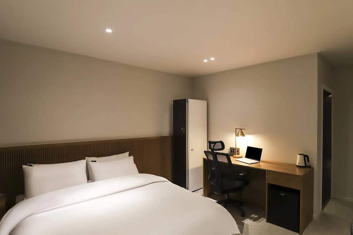 Superior tweepersoonskamer, niet-roken, uitzicht op de stad | Donsdekens, een bureau, een laptopwerkplek, gratis wifi