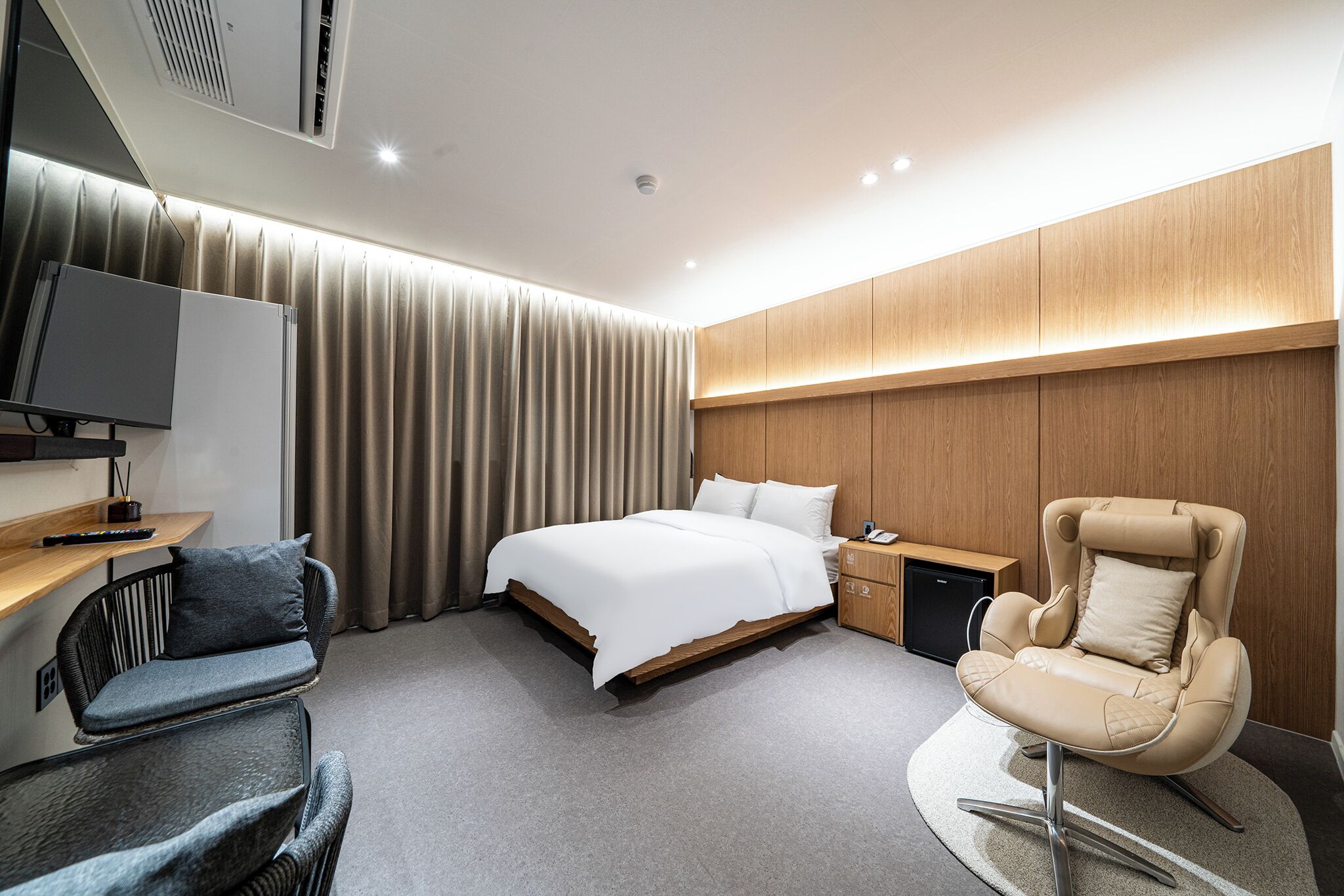 Deluxe Double Room, Non Smoking, City View | Desk, laptop workspace, free WiFi