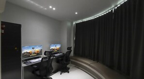 Brown Suite | 羽絨被、書桌、筆電工作空間、隔音