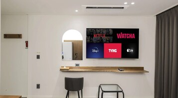 Cubrecamas, escritorio, espacio para trabajar con laptop y wifi gratis 