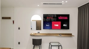 Cubrecamas, escritorio, espacio para trabajar con laptop y wifi gratis