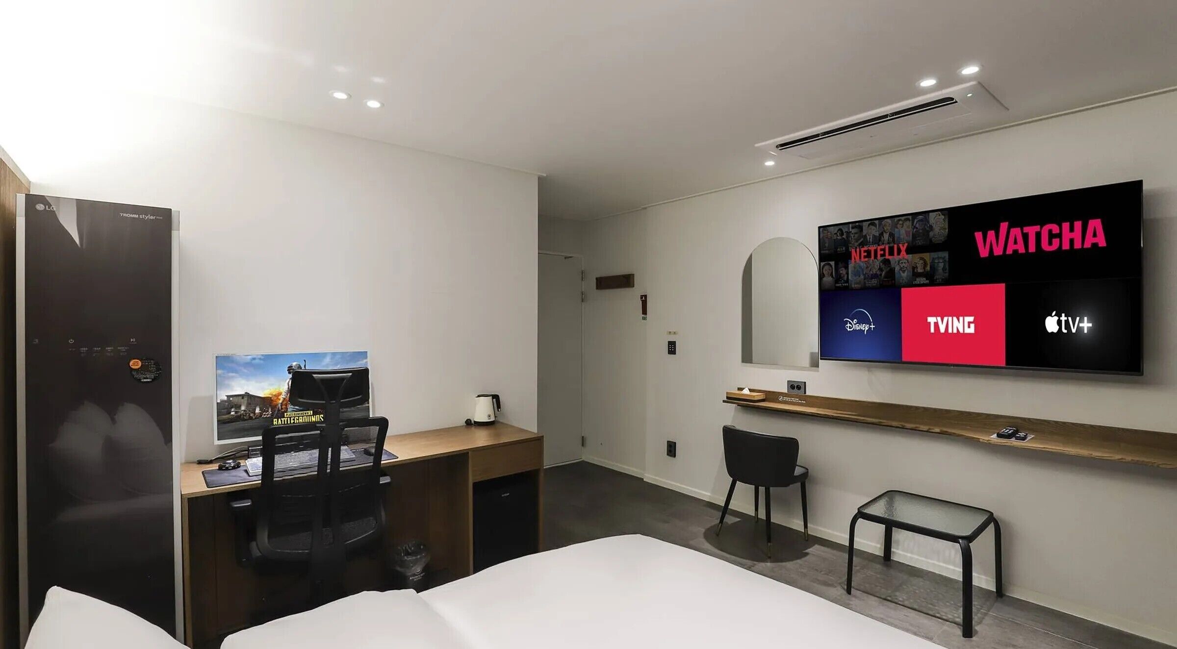 Tweepersoonskamer, niet-roken, uitzicht op de stad | Donsdekens, een bureau, een laptopwerkplek, gratis wifi