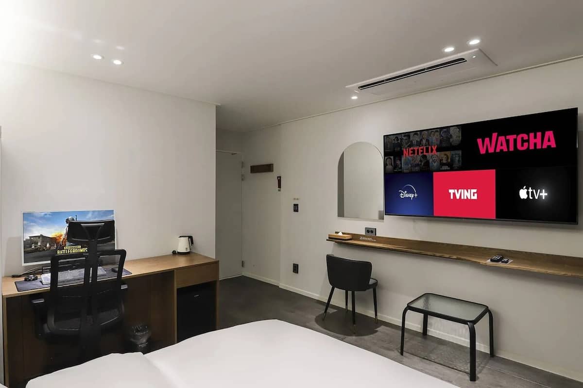 Tweepersoonskamer, niet-roken, uitzicht op de stad | Donsdekens, een bureau, een laptopwerkplek, gratis wifi