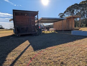 Outdoor dining - Glamping @ Undercliff Farm (Undercliffe)