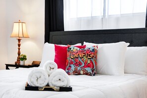 Desk, iron/ironing board, WiFi, bed sheets - Graffiti - A Birdy Vacation Rental (San Antonio)