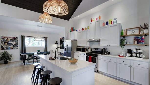 Coffee/tea maker, fridge, microwave, oven - Graffiti - A Birdy Vacation Rental (San Antonio)