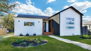 Exterior - Graffiti - A Birdy Vacation Rental (San Antonio)