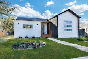 Exterior - Graffiti - A Birdy Vacation Rental (San Antonio)