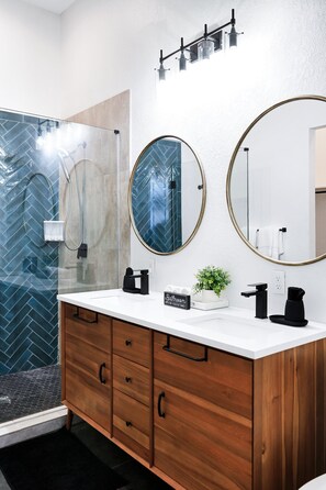 Shower, hair dryer, towels - Graffiti - A Birdy Vacation Rental (San Antonio)