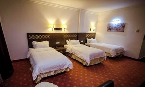 Minibar, caja de seguridad en la habitación y escritorio 