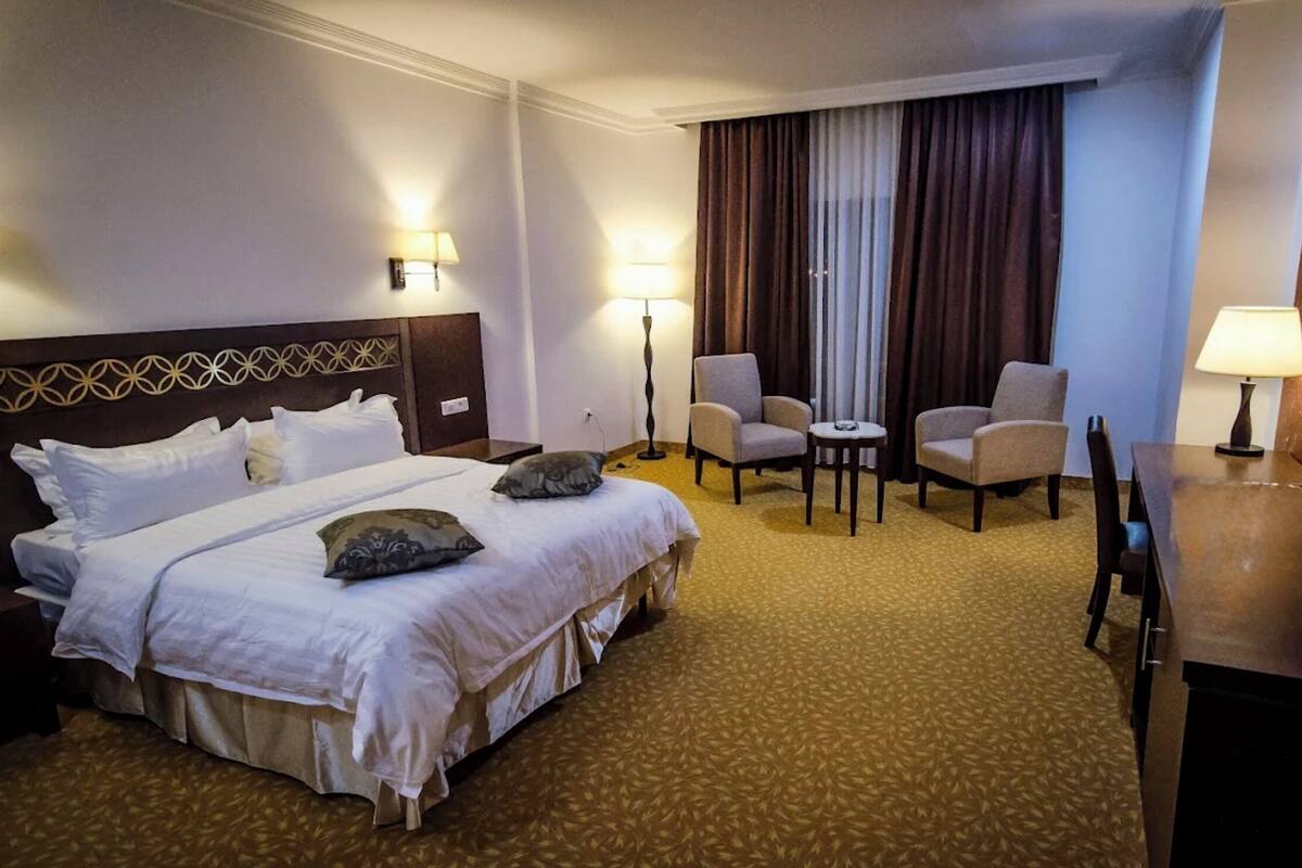 Standaard kamer, 1 twee- of 2 eenpersoonsbedden | Een minibar, een kluis op de kamer, een bureau, een laptopwerkplek