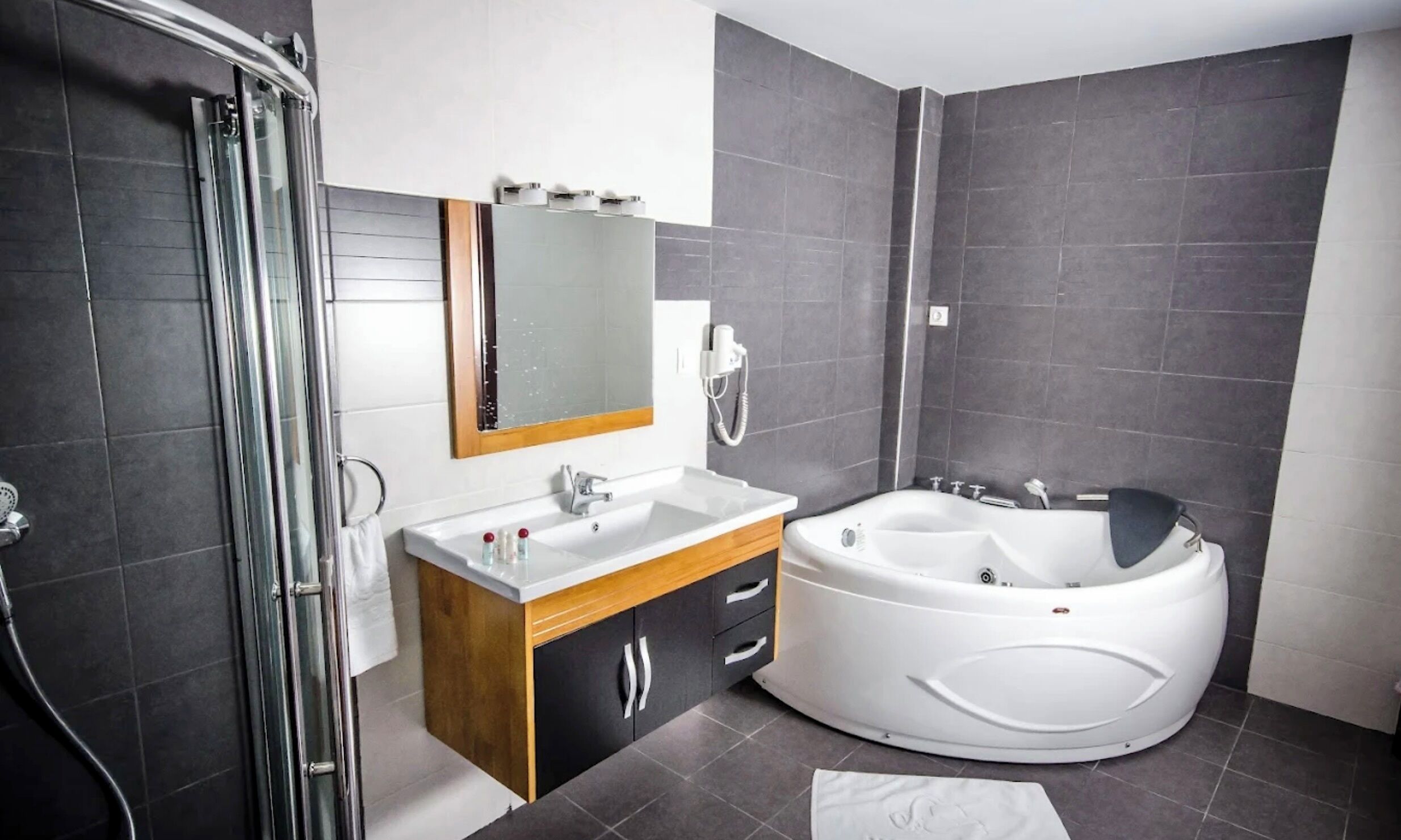 Een douche, gratis toiletartikelen, een haardroger, handdoeken