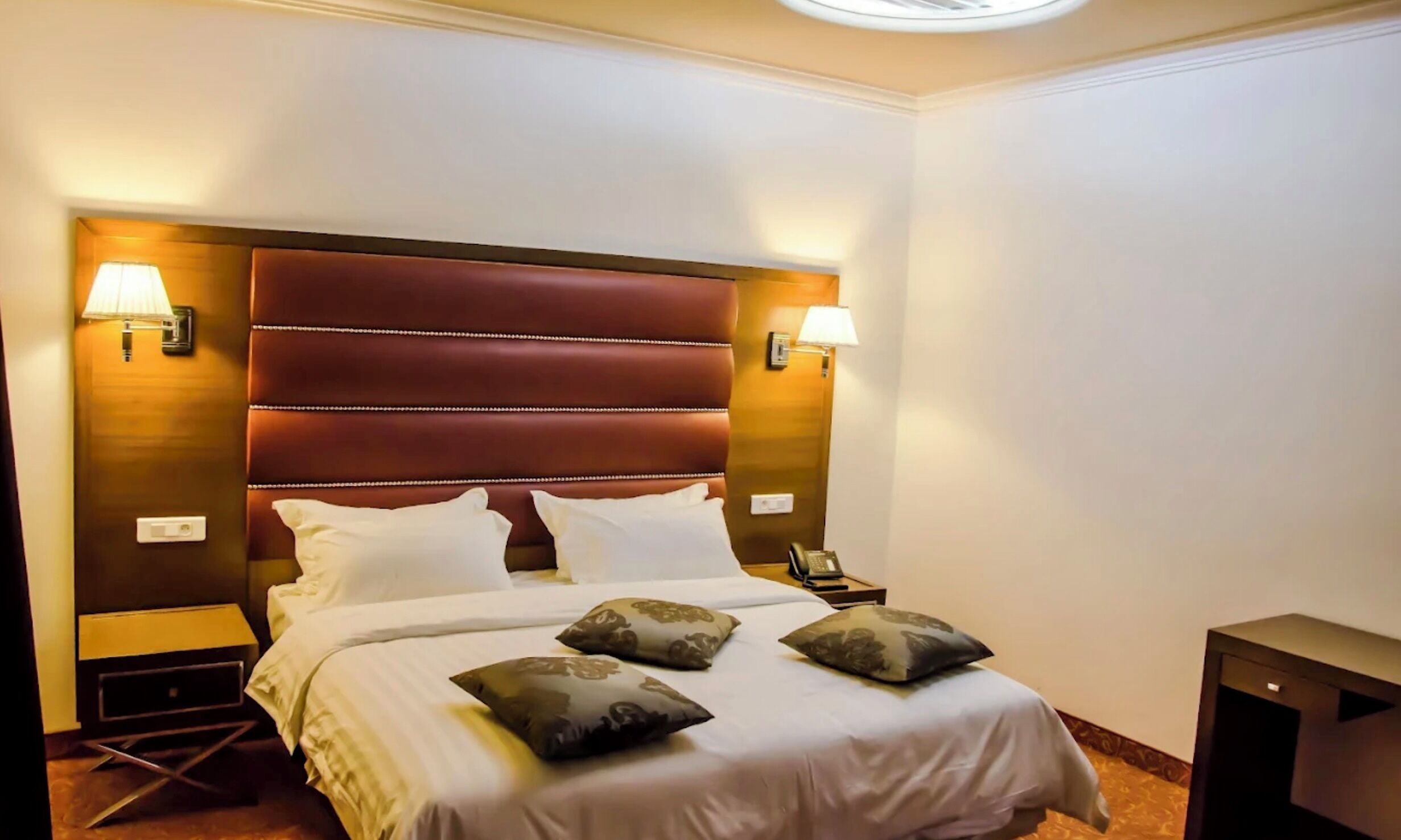 Minibar, caja de seguridad en la habitación y escritorio 