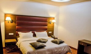 Standaard kamer, 1 twee- of 2 eenpersoonsbedden | Een minibar, een kluis op de kamer, een bureau, een laptopwerkplek