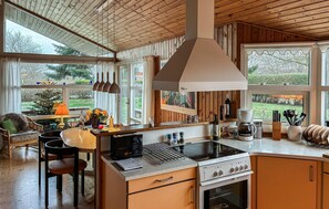 Fridge, stovetop, dishwasher, coffee/tea maker - Nice home in Rødvig Stevns with WiFi (Rødvig Stevns)
