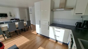 Réfrigérateur, micro-ondes, lave-vaisselle, grille-pain