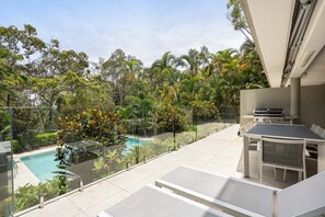 Outdoor dining - Headland Views 2: Leafy Retreat (Noosa)