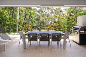 Outdoor dining - Headland Views 2: Leafy Retreat (Noosa)