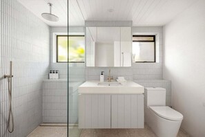 Hair dryer, towels, soap, shampoo - Headland Views 2: Leafy Retreat (Noosa)