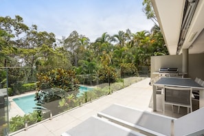 Outdoor dining - Headland Views 2: Leafy Retreat (Noosa)