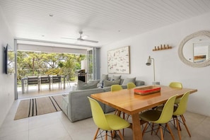 Outdoor dining - Headland Views 2: Leafy Retreat (Noosa)