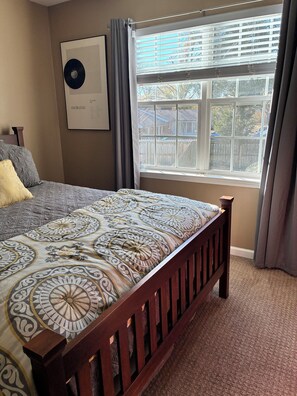 2 bedrooms, desk, iron/ironing board, free WiFi - Pet friendly 2 bedroom home in High Point (High Point)