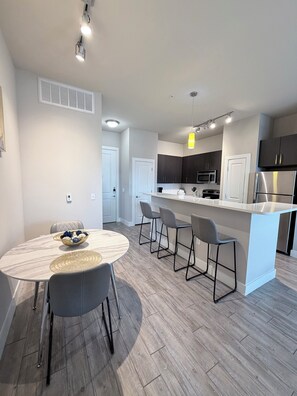 Dining - NEAR DALLAS LOVEFIELD/DOWNTOWN DALLAS/MEDICAL DISTRICT/POOL VIEW (Dallas)