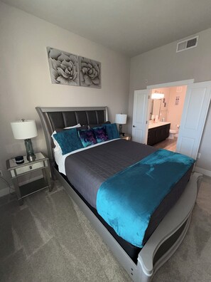 1 bedroom, iron/ironing board, WiFi, bed sheets - NEAR DALLAS LOVEFIELD/DOWNTOWN DALLAS/MEDICAL DISTRICT/POOL VIEW (Dallas)