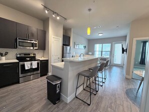 Microwave, oven, stovetop, dishwasher - NEAR DALLAS LOVEFIELD/DOWNTOWN DALLAS/MEDICAL DISTRICT/POOL VIEW (Dallas)