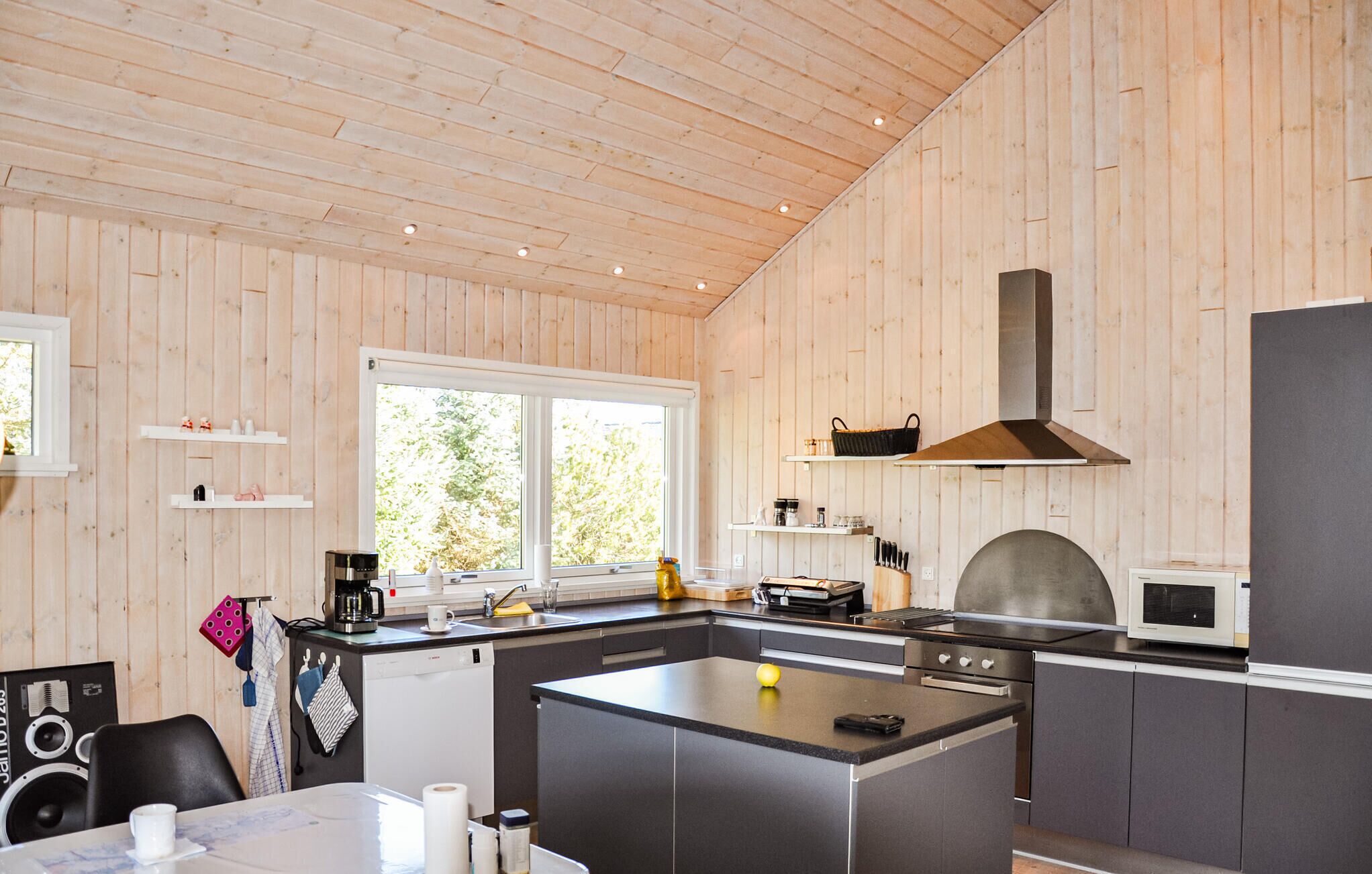 Réfrigérateur, un four, surface de cuisson, lave-vaisselle