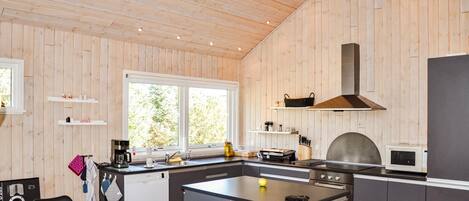 Réfrigérateur, un four, surface de cuisson, lave-vaisselle