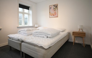 Travel cot, free WiFi