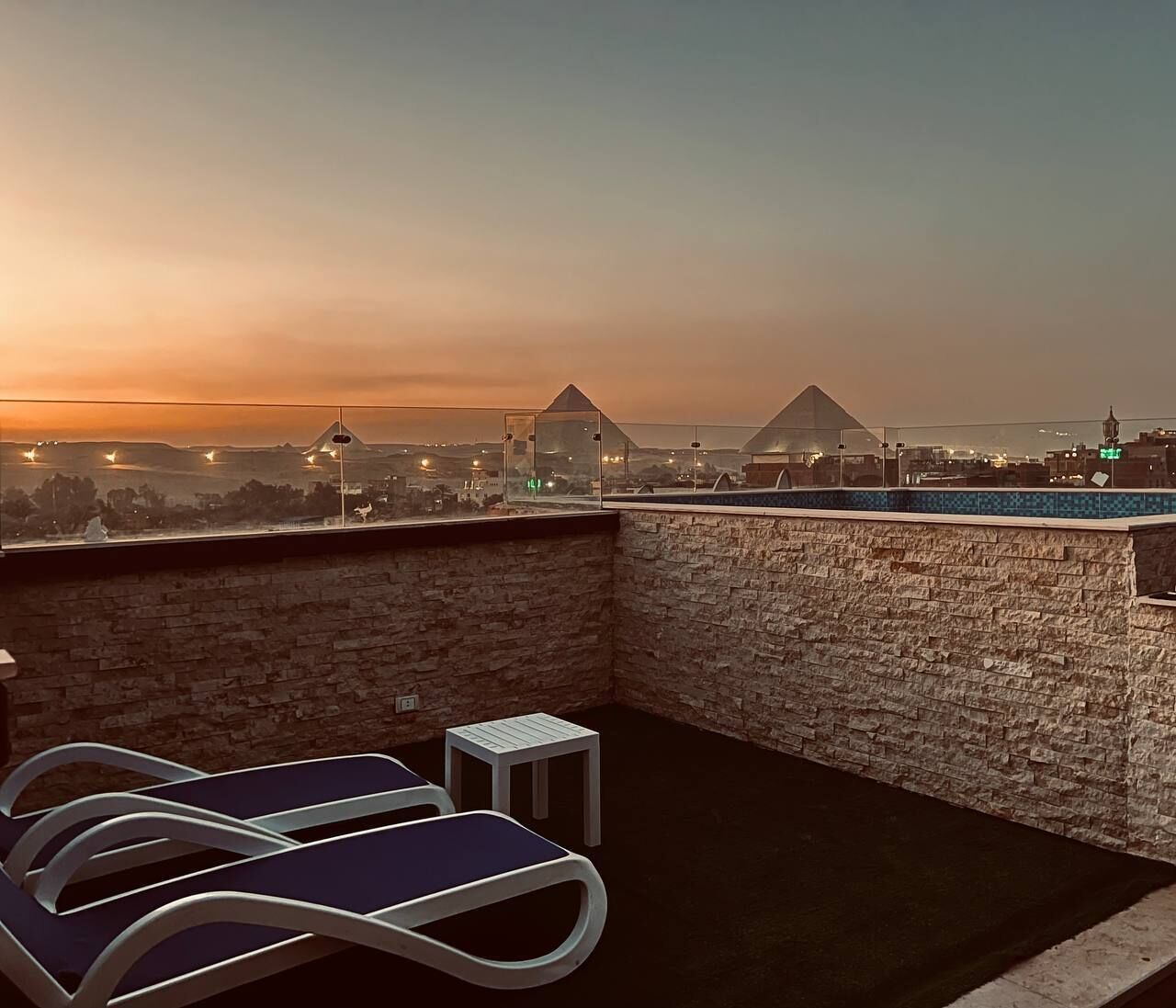 Una piscina al aire libre, camas de piscina gratis, sombrillas