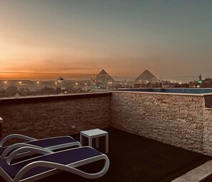 Una piscina al aire libre, camas de piscina gratis, sombrillas