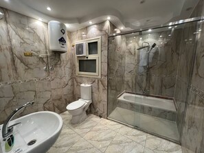 Deluxe Triple Room | Bathroom | Combined shower/tub, rainfall showerhead, eco-friendly toiletries - MARQUIS PYRAMIDS HOTEL (Giza)