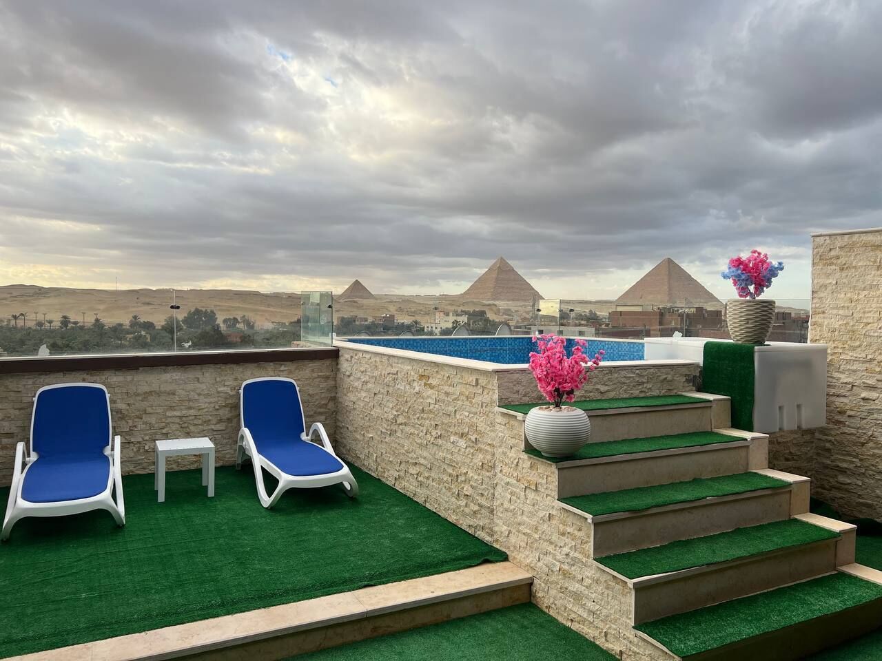 Una piscina al aire libre, camas de piscina gratis, sombrillas